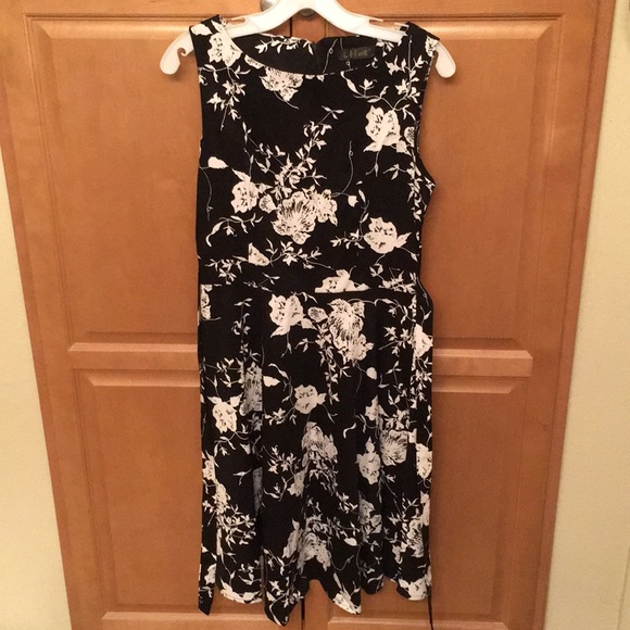 Black and white sleeveless casual sundress - Picture 2 of 7